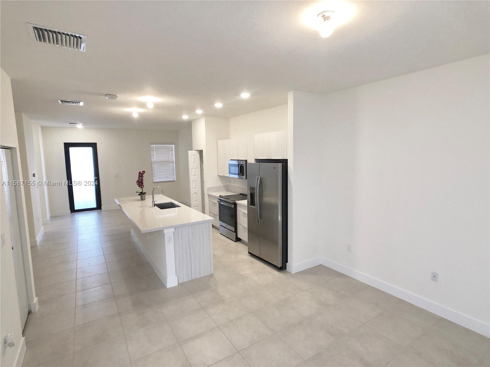APEX AT PARK CENTRAL COND - Residential Lease