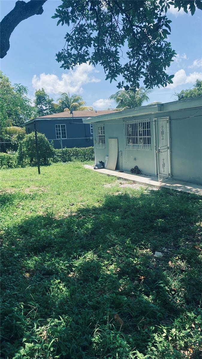 Beautiful and move-in ready! This charming place offers a comfortable and inviting layout, perfect for everyday living. Enjoy a spacious backyard ideal for relaxing, entertaining, family gatherings, or creating your own outdoor oasis. Conveniently located near shopping, dining, schools, and major highways. Bring your buyers with confidence—they will not be disappointed!
