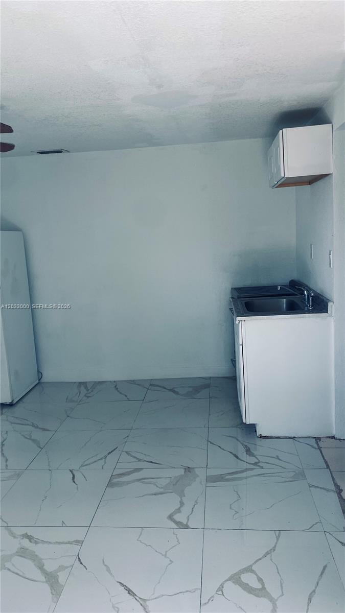 BISCAYNE GARDENS SEC F PA - Residential Lease