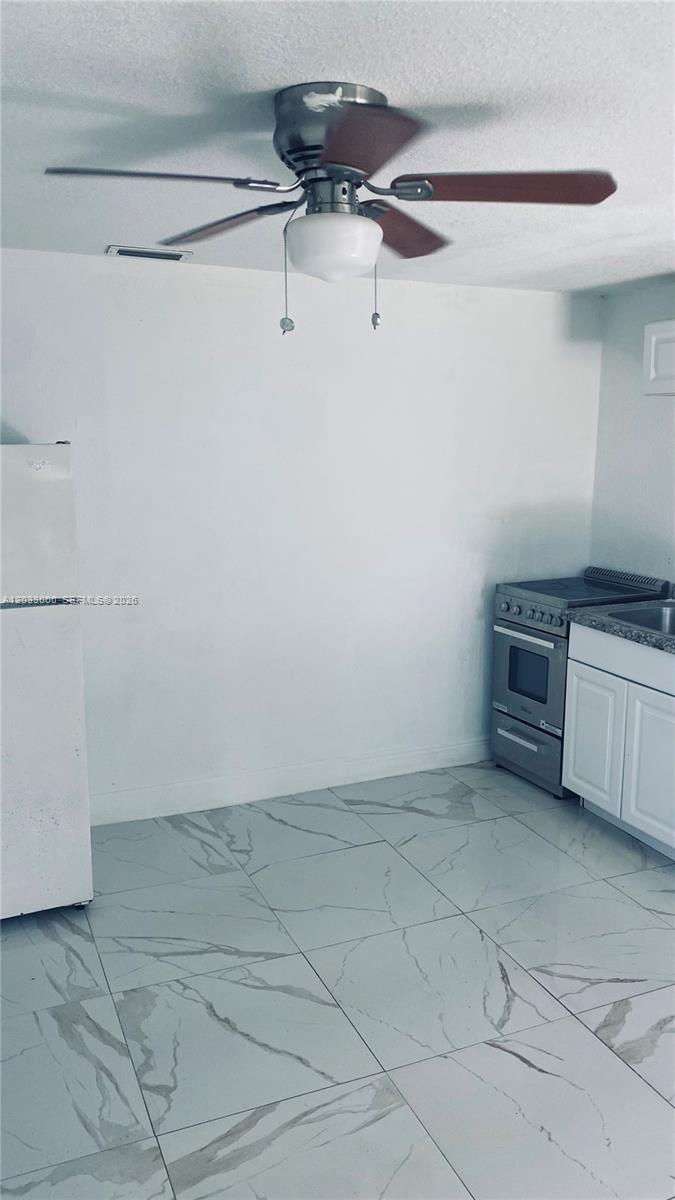 BISCAYNE GARDENS SEC F PA - Residential Lease