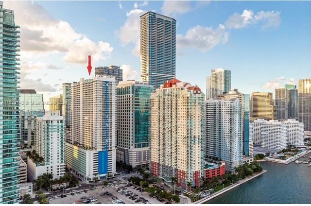 2/2 BEAUTY BLVD AIRBNB ALLOWED 2 POOLS, GYM, JACUZZI, WATER VIEW FROM BALCONY, CLOSE TO BRICKELL NIGHT LIFE, RESTAURANTS AND KEY BISCAYNE