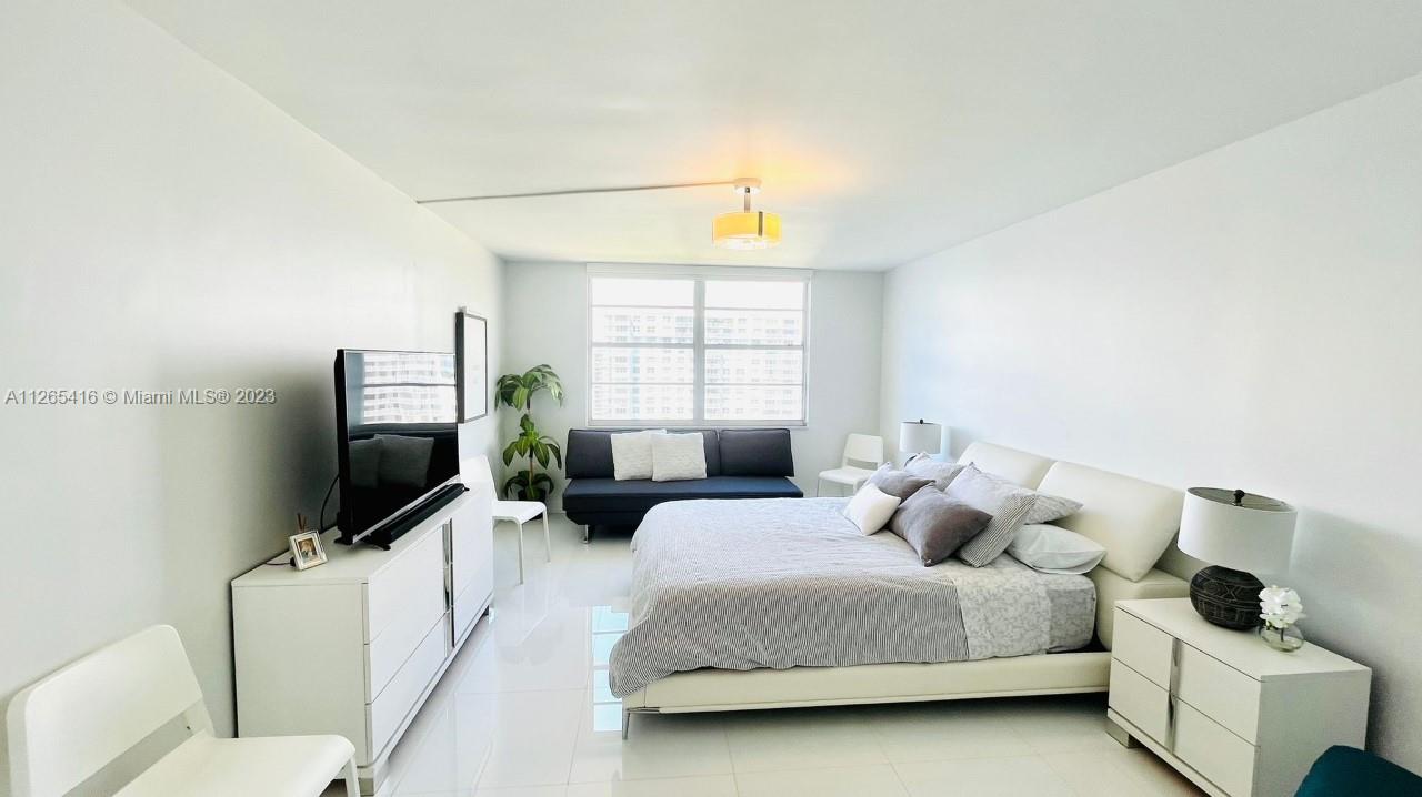 ADMIRALS PORT CONDO-EAST - Residential