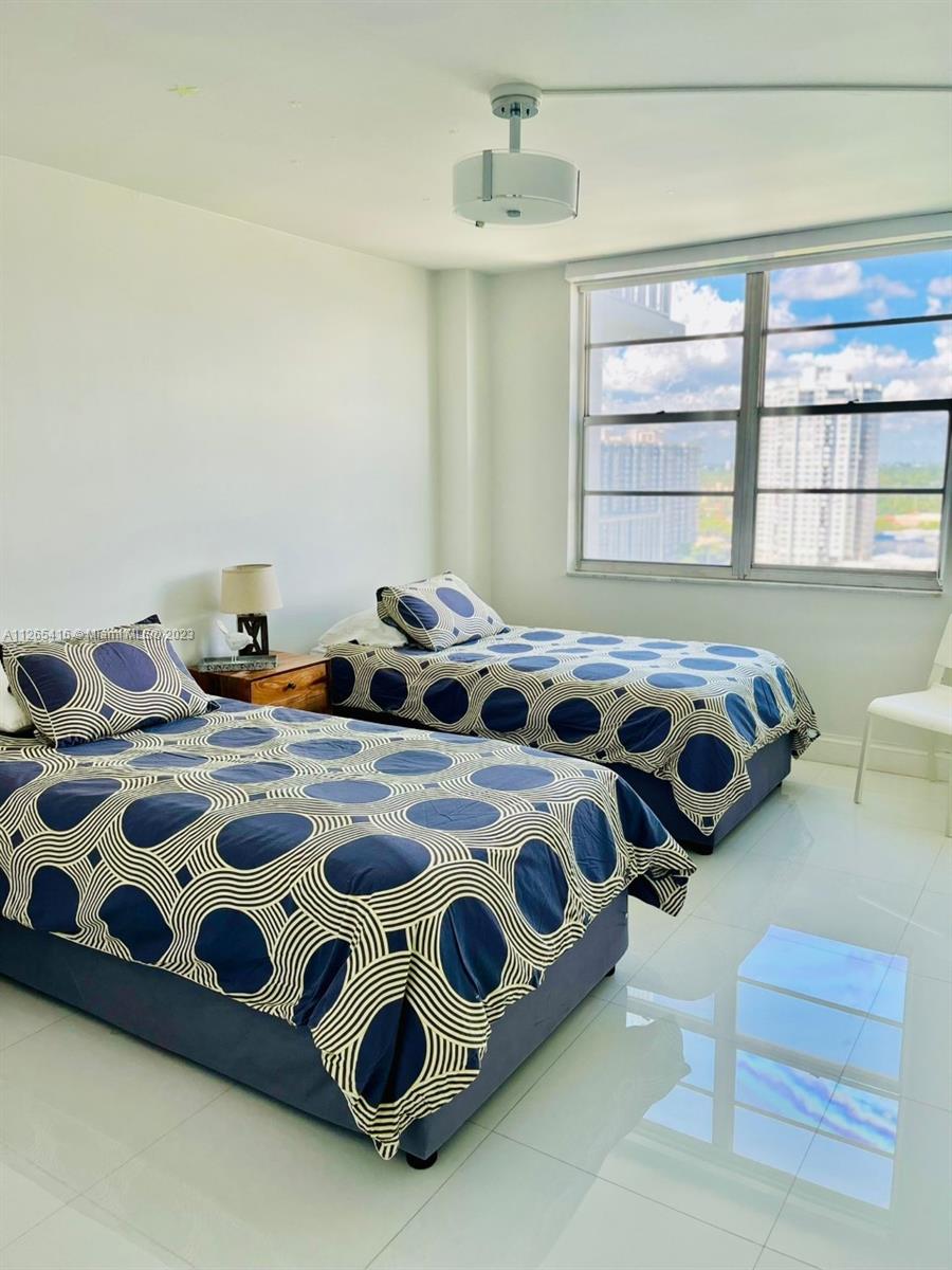ADMIRALS PORT CONDO-EAST - Residential