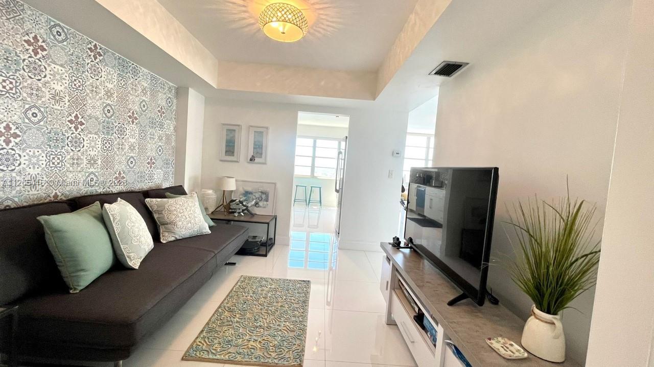 ADMIRALS PORT CONDO-EAST - Residential
