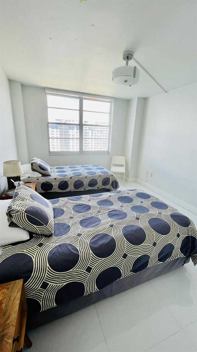 ADMIRALS PORT CONDO-EAST - Residential
