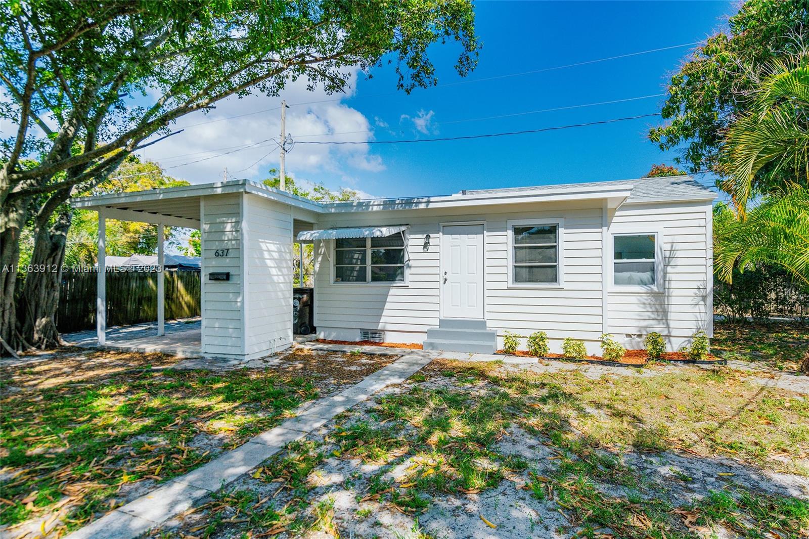Private Guest Cottage in Northwood! New roof ( 2022), NEW Kitchen w/ ALL NEW stainless-steel appliances, NEW updated bathroom w/tub/shower, hardwood flooring & vinyl tile flooring, a driveway with own private entrance with covered carport, & exterior laundry room. The huge backyard & side yard give you plenty of space for fun, grilling & entertaining.