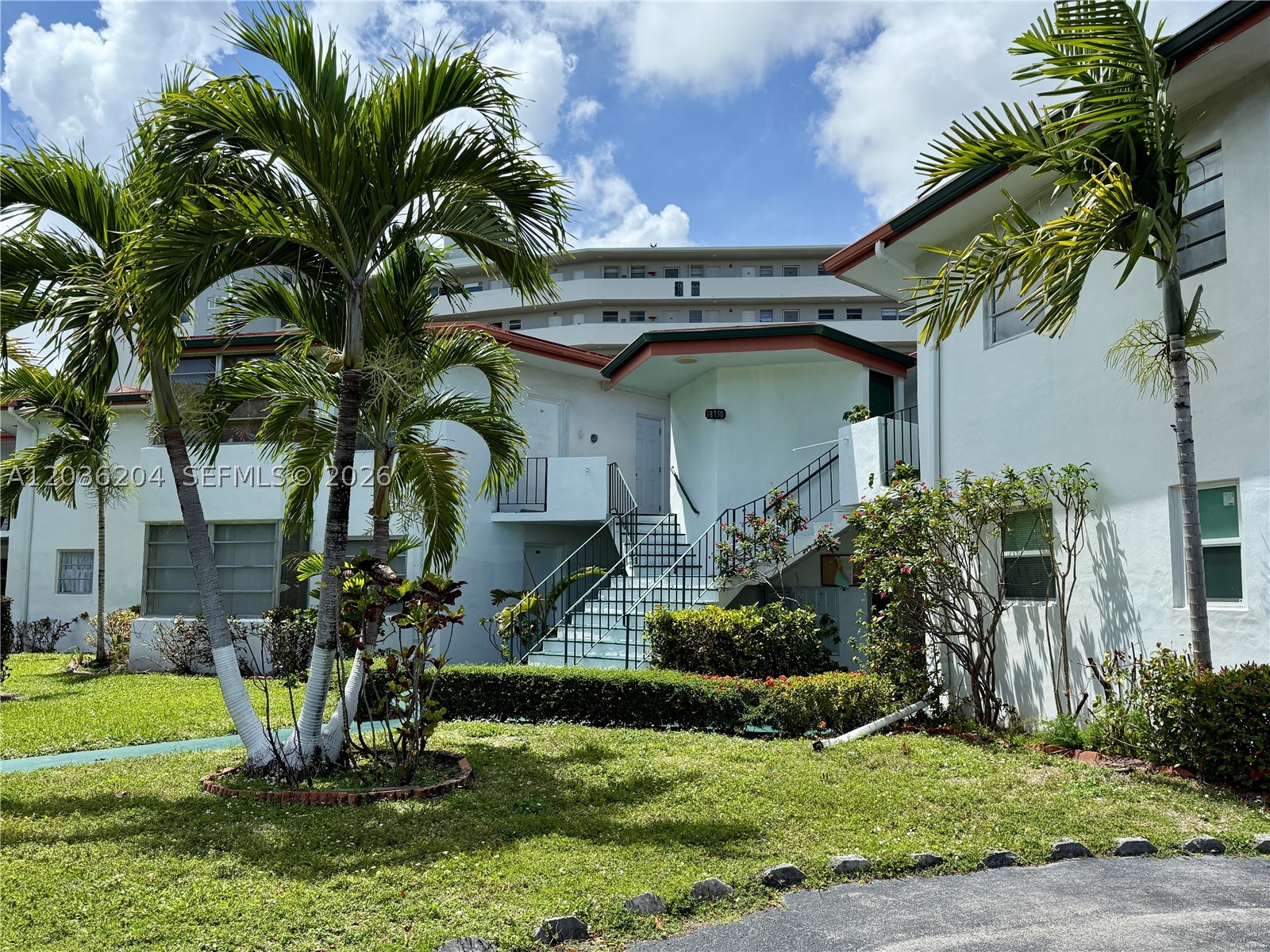 Beautiful sunny condo lots of natural light, nicely remodeled ready to be occupied. Lake for walking a 55+ community close distance to the supermarket, gym, restaurants Banks and emergency clinic few minutes to I-95 Fwy and 15 minutes to the Beach. Low maintenance.