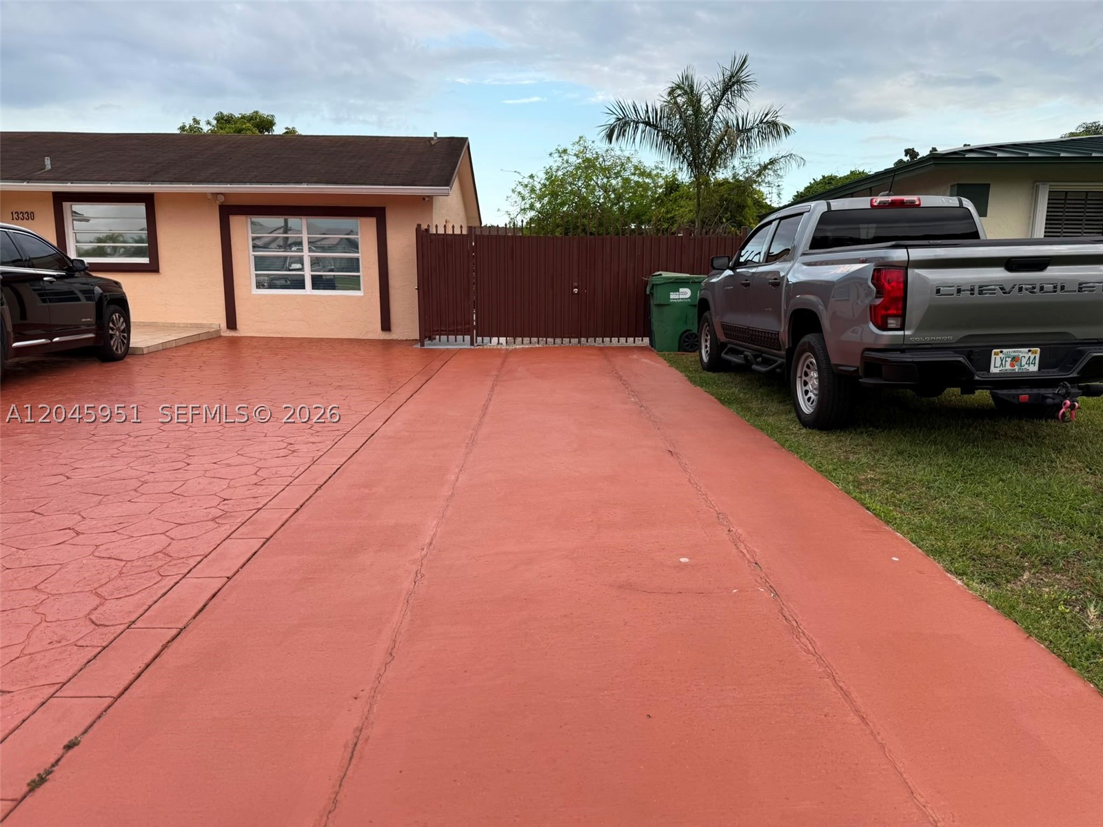 Charming efficiency featuring 1 bedroom, 1 bathroom, central A/C, and two assigned parking spaces, ideally located in a convenient and highly accessible area of Miami.
The unit offers a comfortable layout with plenty of natural light and direct access to the backyard. It is a great option for tenants seeking a cozy and well-maintained place with easy access to major highways, shopping centers, parks, schools, restaurants, and other nearby conveniences. Washer and dryer are not included in the rent for the efficiency. The patio is for common use.
Water, electricity, gas, internet, and access to the community pool are included.