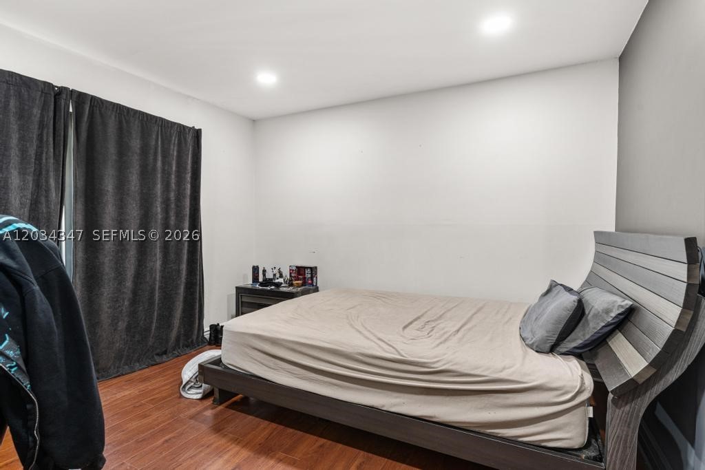 BANYAN LAKES - Residential