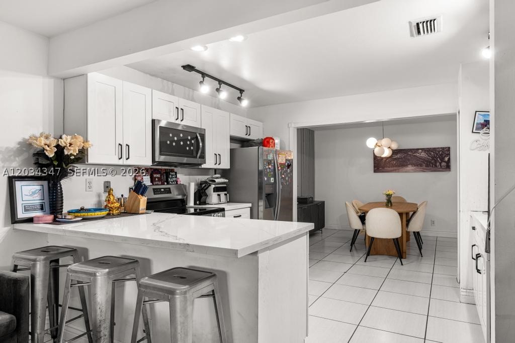 BANYAN LAKES - Residential