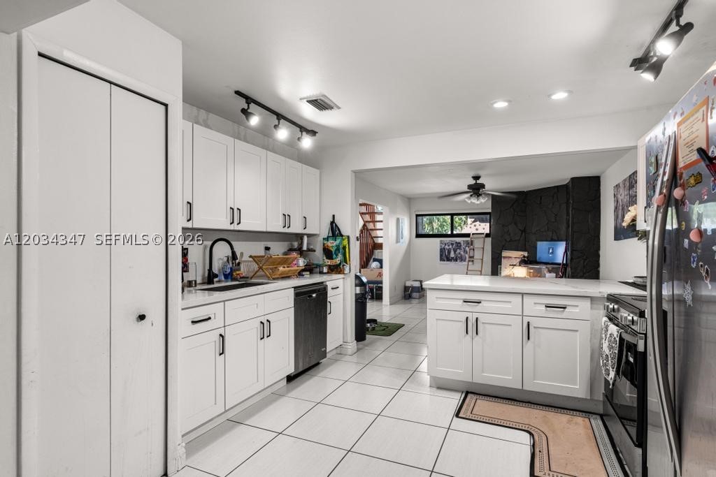 BANYAN LAKES - Residential