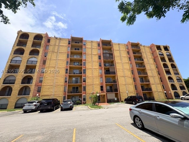Cozy 2/2 close to Blue Lagoon and MIA Airport.This unit is all tiles with a split floorpan and a double bacon overlooking the lake.