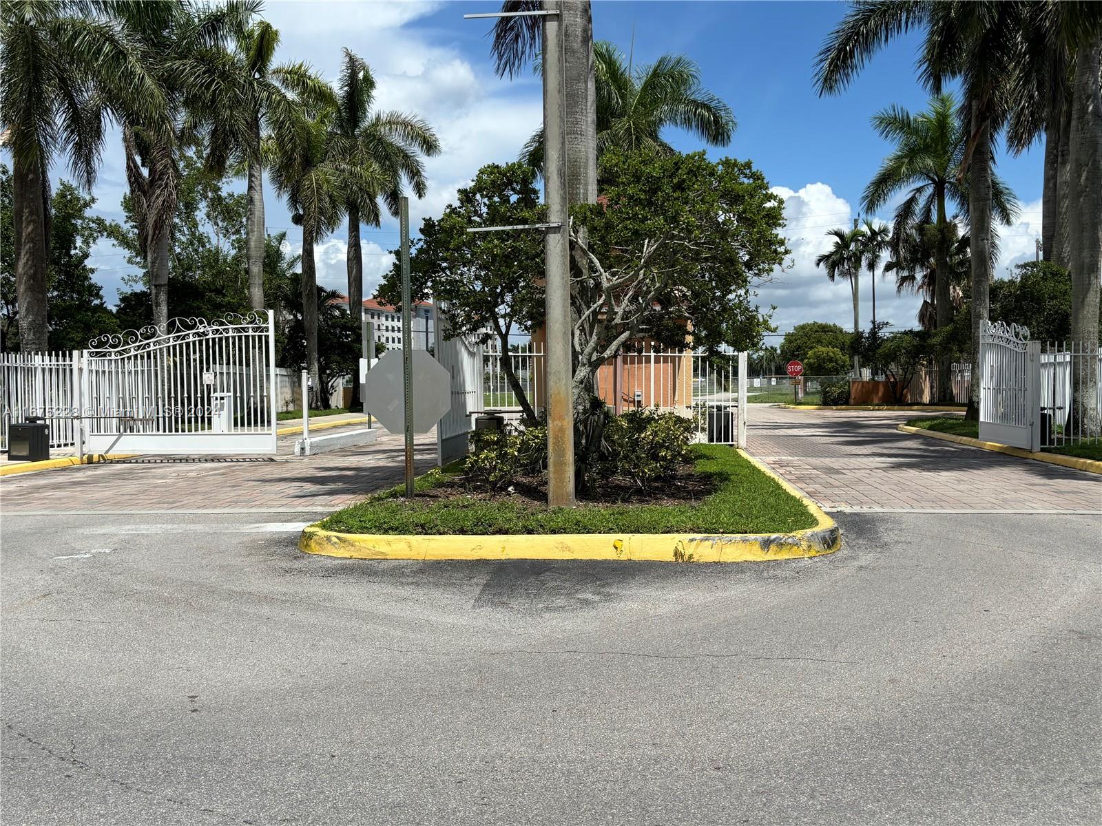 COURTYARDS AT DAVIE CONDO - Residential