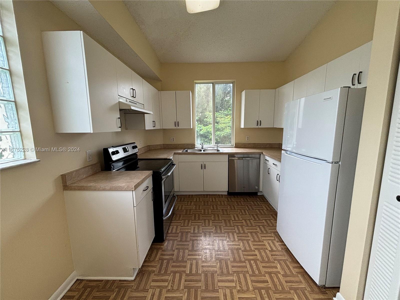 COURTYARDS AT DAVIE CONDO - Residential