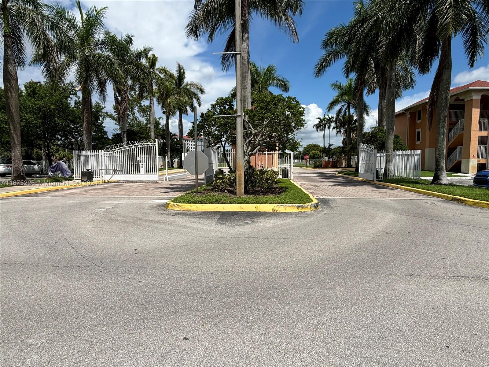 COURTYARDS AT DAVIE CONDO - Residential