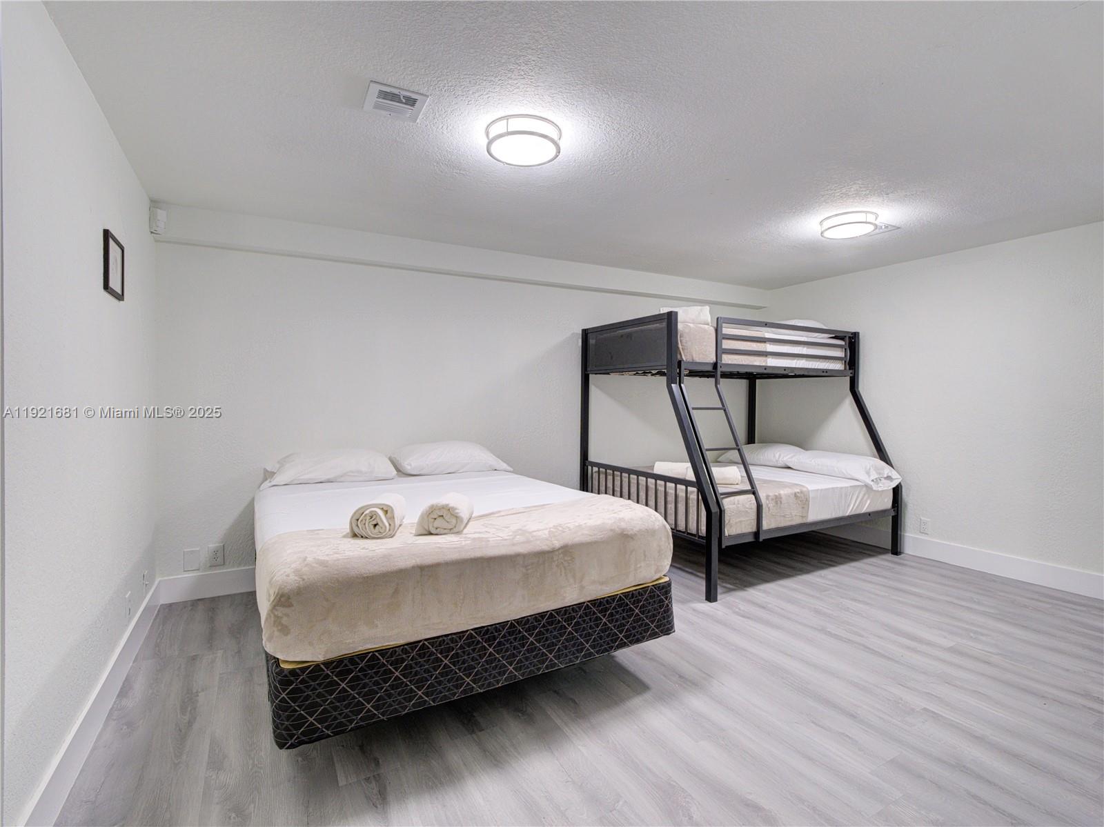 HOLLYWOOD LITTLE RANCHES - Residential