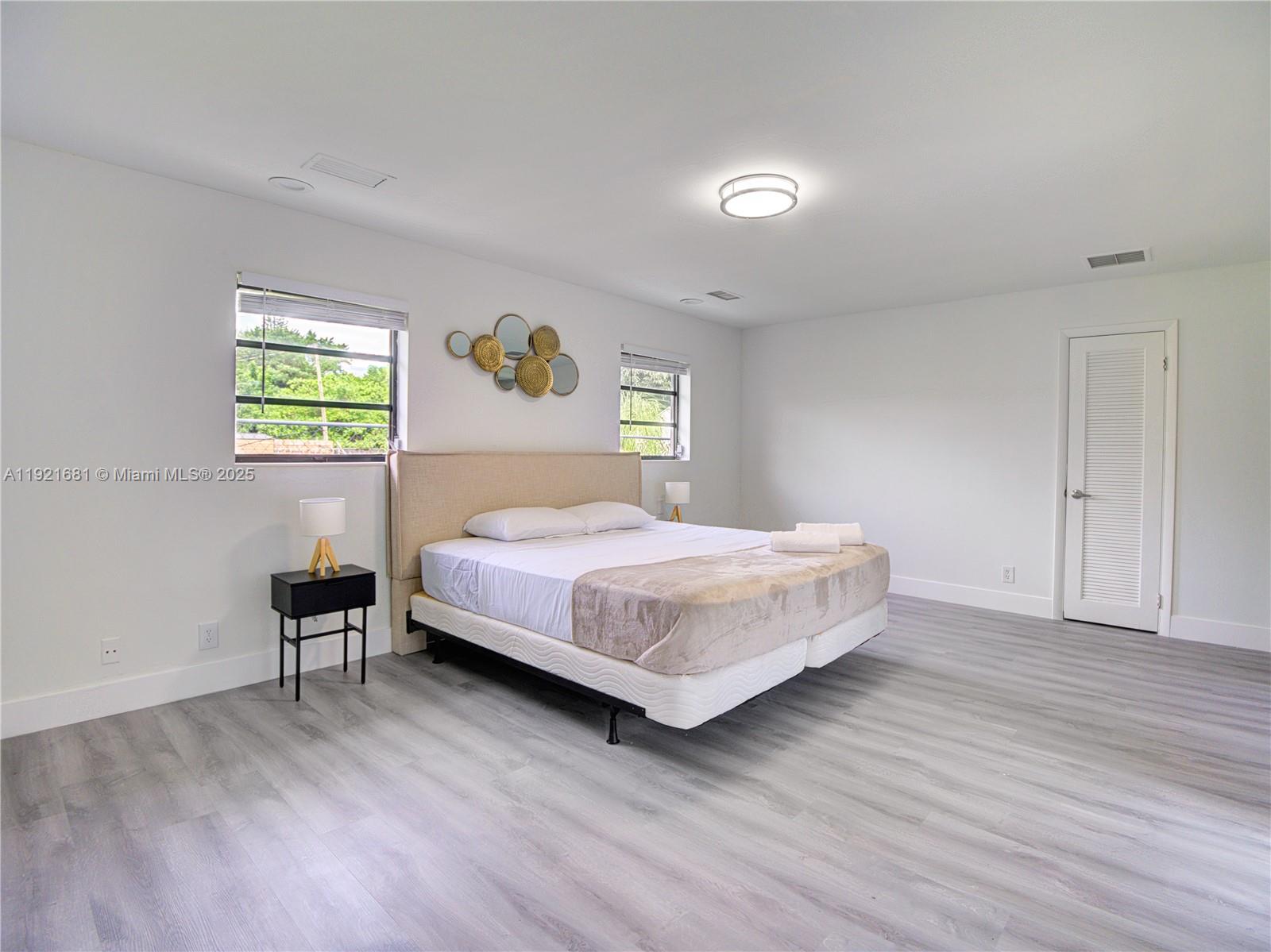 HOLLYWOOD LITTLE RANCHES - Residential