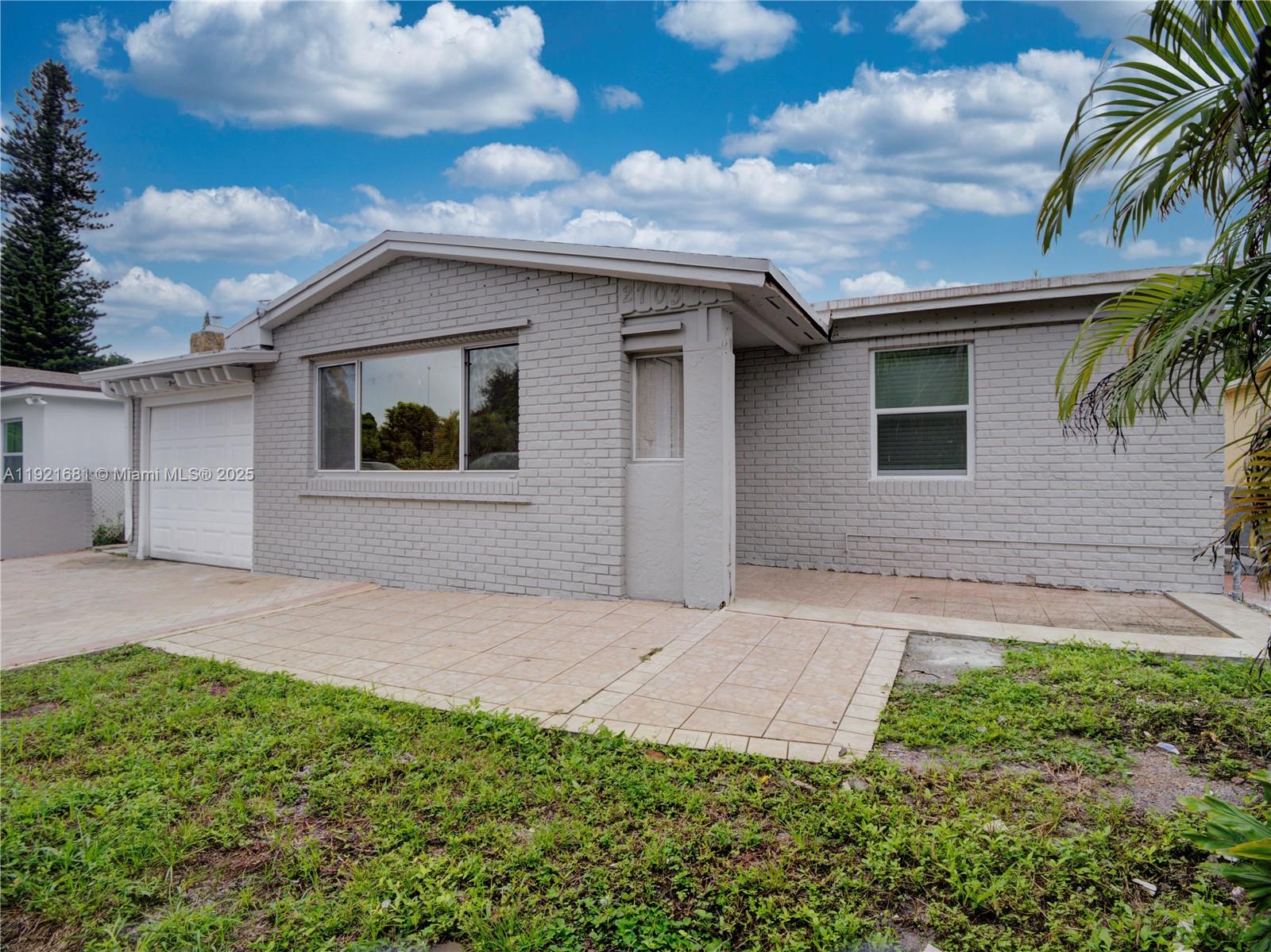 HOLLYWOOD LITTLE RANCHES - Residential