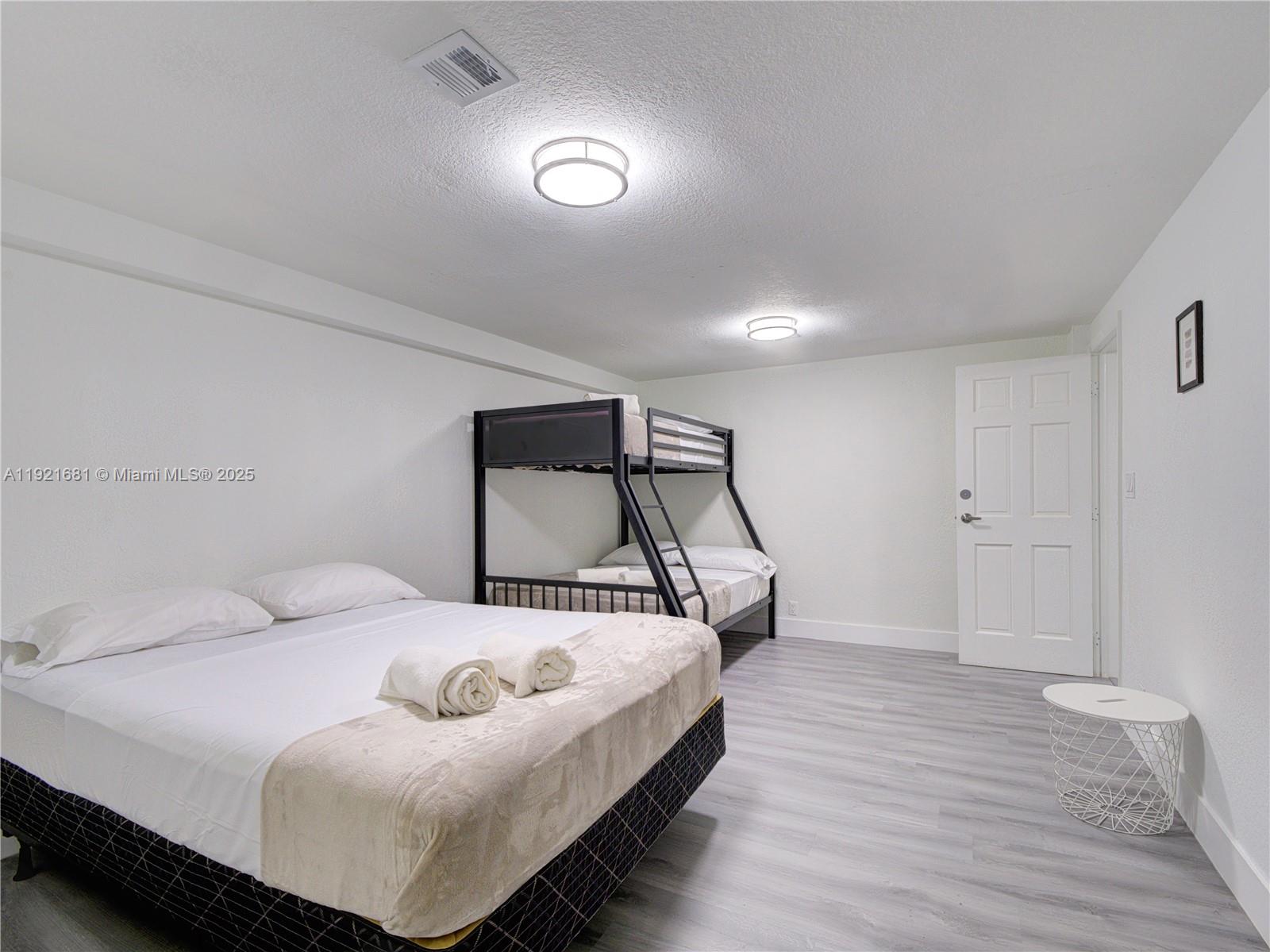 HOLLYWOOD LITTLE RANCHES - Residential