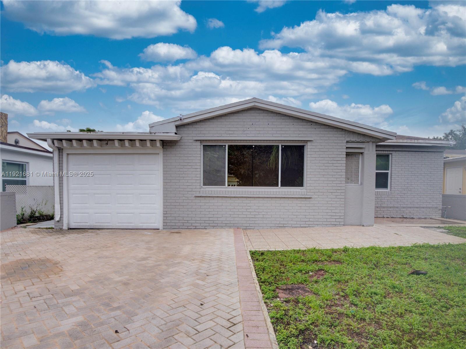 HOLLYWOOD LITTLE RANCHES - Residential