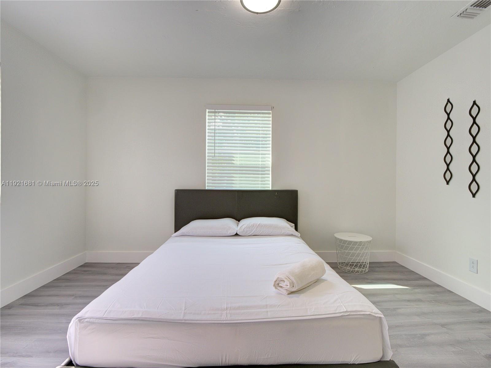 HOLLYWOOD LITTLE RANCHES - Residential