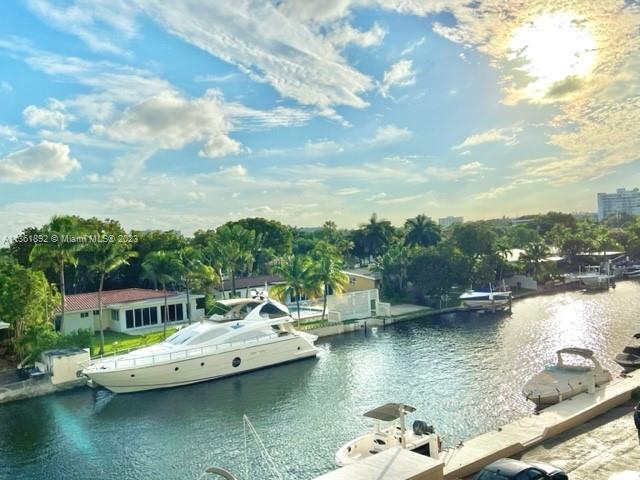 Spectacular remodeled 1/1 condo on the 4th floor with amazing view to the canal/pool/Bay area and great sunset. New laminated floor, remodeled modern bathroom, new microwave, remodeled kitchen, etc. 
Very secure building with locked entrance & gated parking area. One cover parking space assigned and guest parking area. Unit it's located near the elevator for easy acces to the unit. Laundry facilities inside the building. 
Perfect location near Downtown, Brickell, Wynwood, parks and the beach. Close to FIU/Barry University and Aventura Shops.
Well-maintained building with beautiful pool. Can rent boat slips.