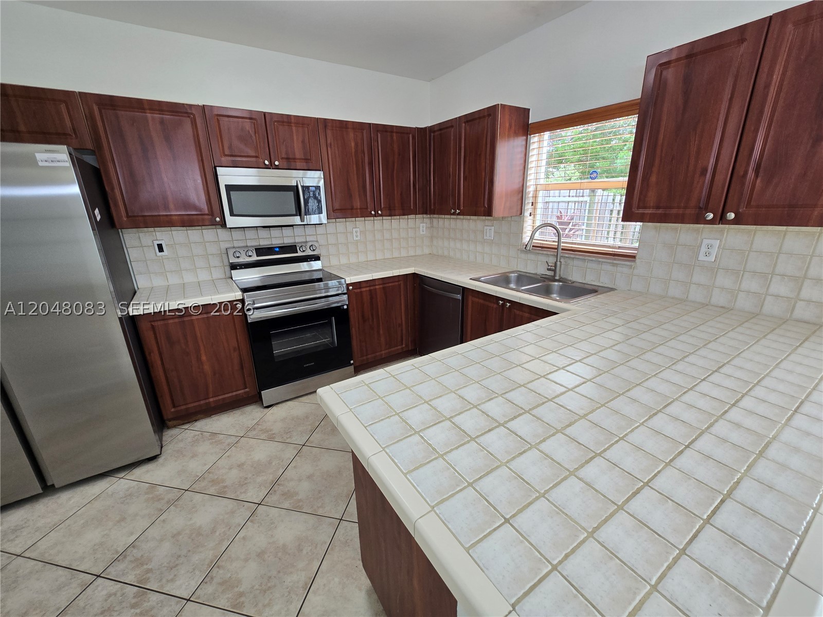 EMERALD LAKES - Residential Lease
