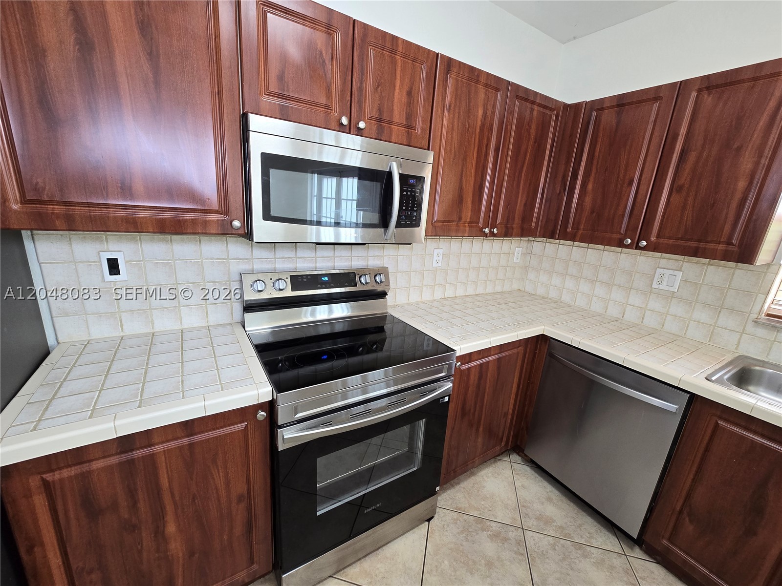 EMERALD LAKES - Residential Lease
