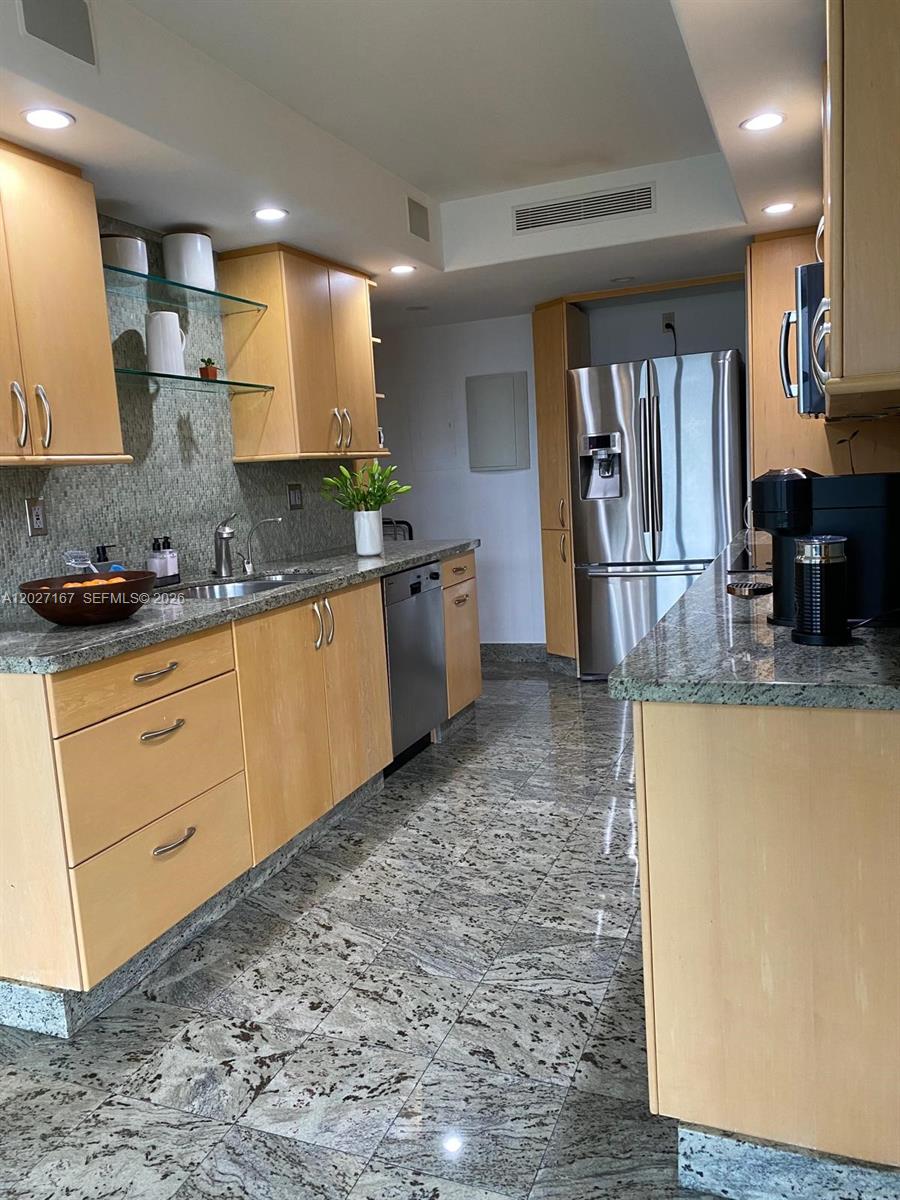 TOWERS OF KEY BISCAYNE CO - Residential Lease