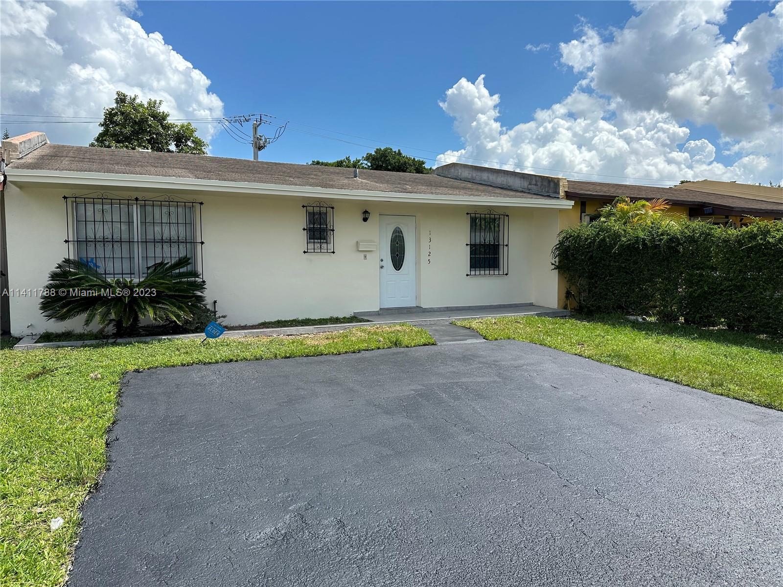 Come and see this cozy Villa for rent, with 3 bedrooms and  1 bathroom. It comes with Two parking spaces o front of the villa. Also laundry room with washer and dyer in the huge patio. Available now!!!