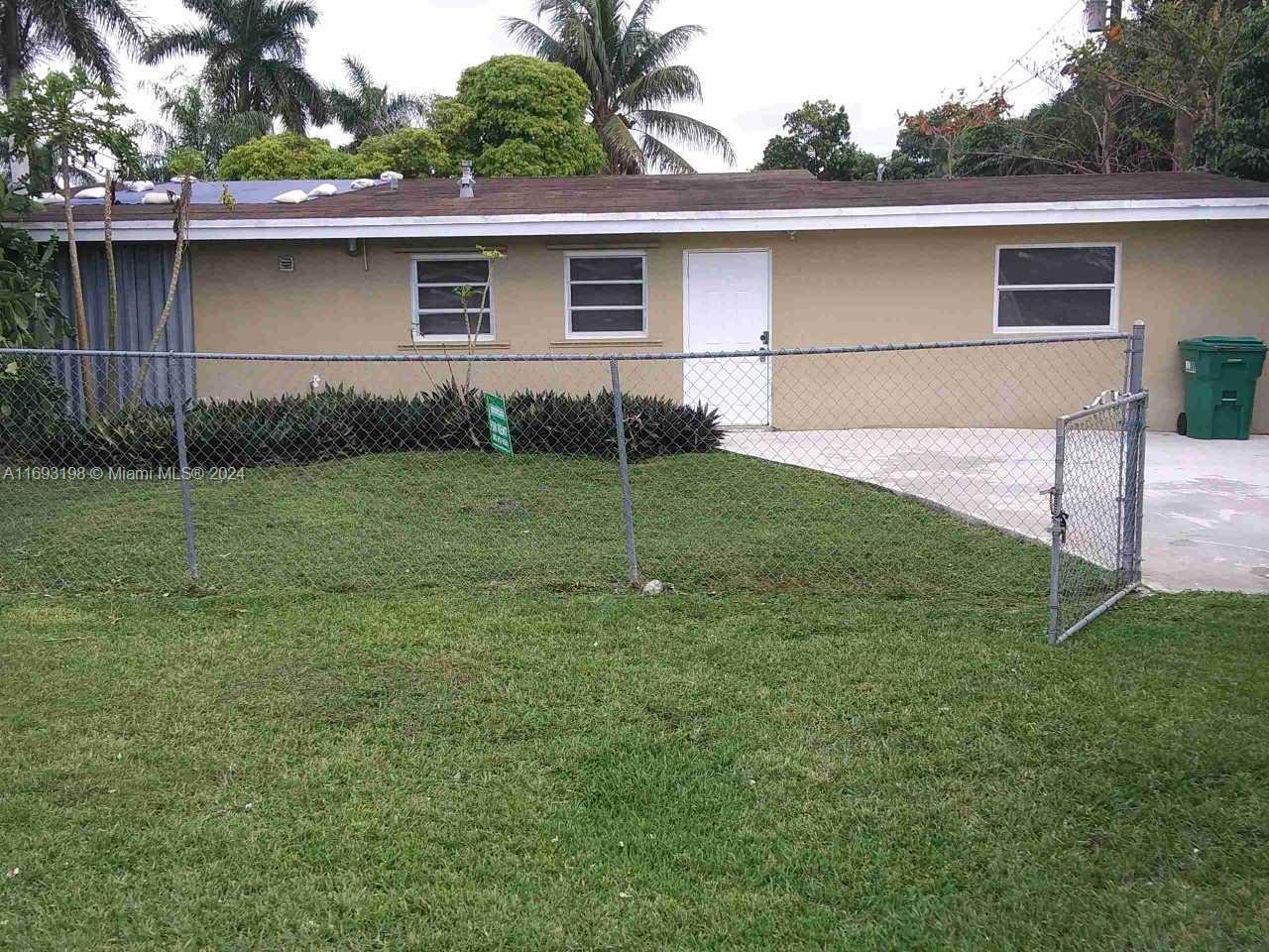 Well-maintained 1 Bedroom, 1 bathroom in Florida City, near Miami Dade College, Downtown Homestead, Busway, shopping, and more. Private parking and fenced yard.