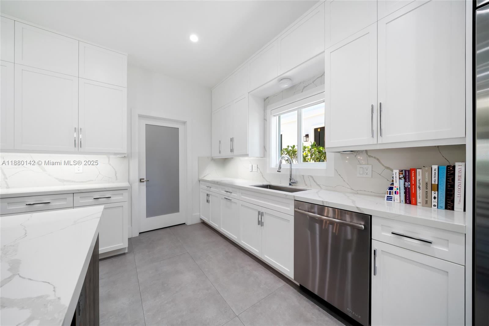 COCONUT GROVE MANOR - Residential