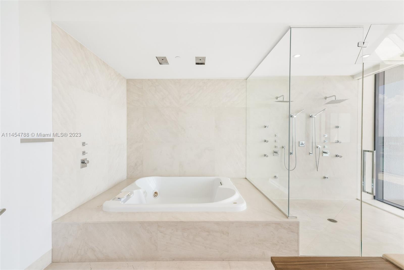 APOGEE CONDO - Residential