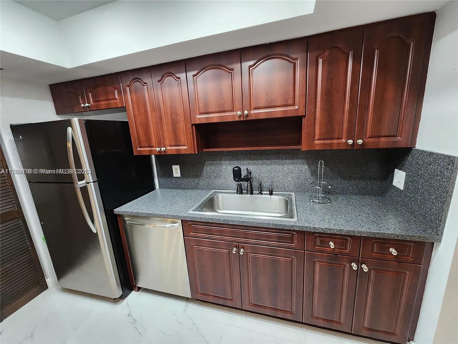 MAPLEWOOD TOWNHOUSES COND - Residential Lease