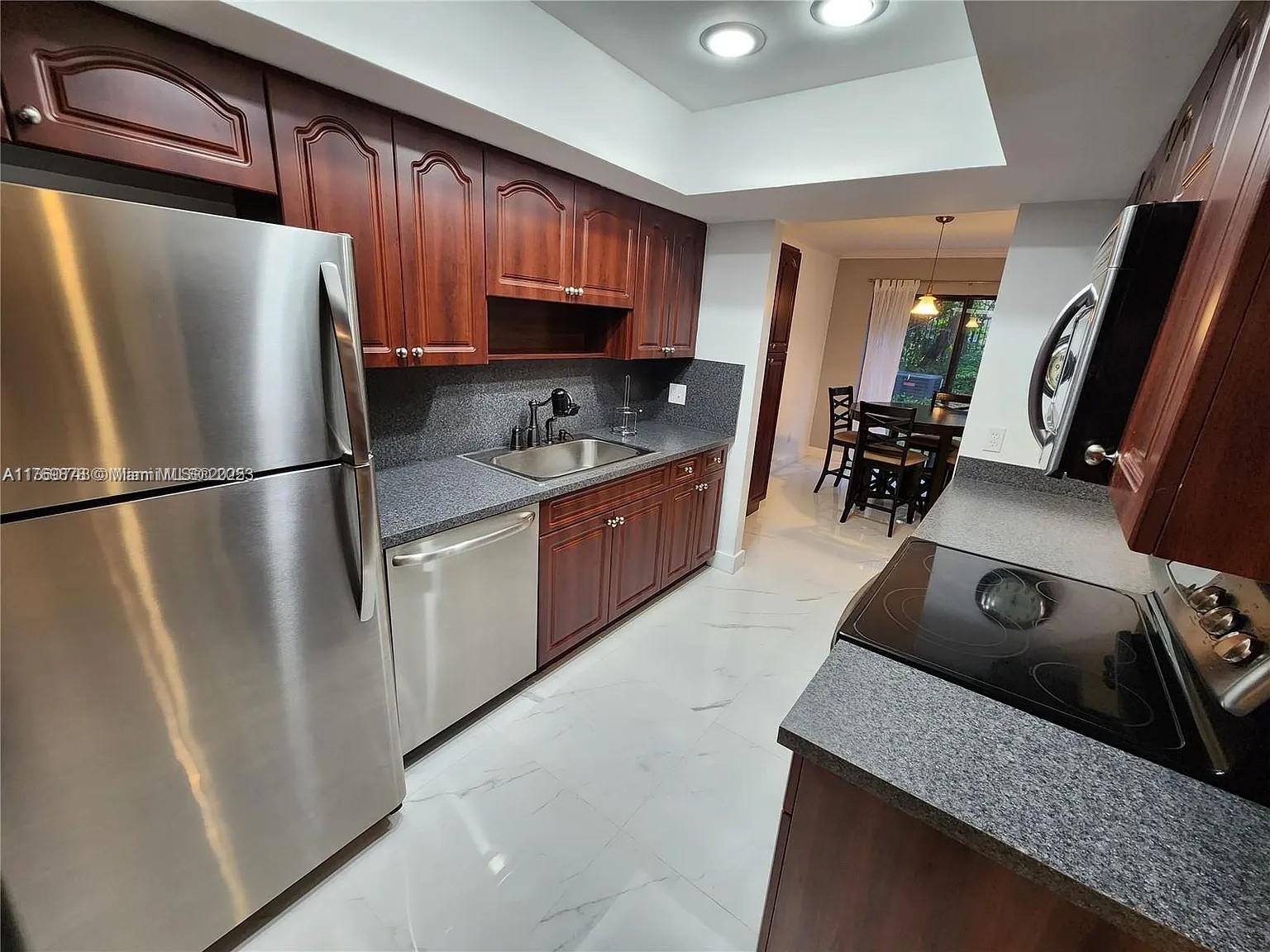 MAPLEWOOD TOWNHOUSES COND - Residential Lease