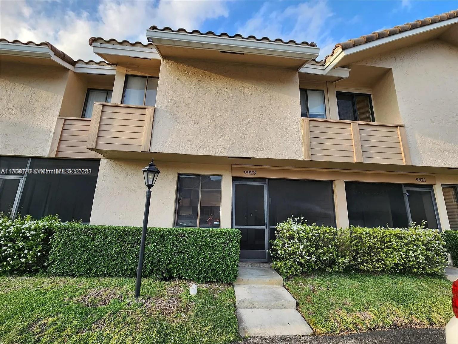 MAPLEWOOD TOWNHOUSES COND - Residential Lease