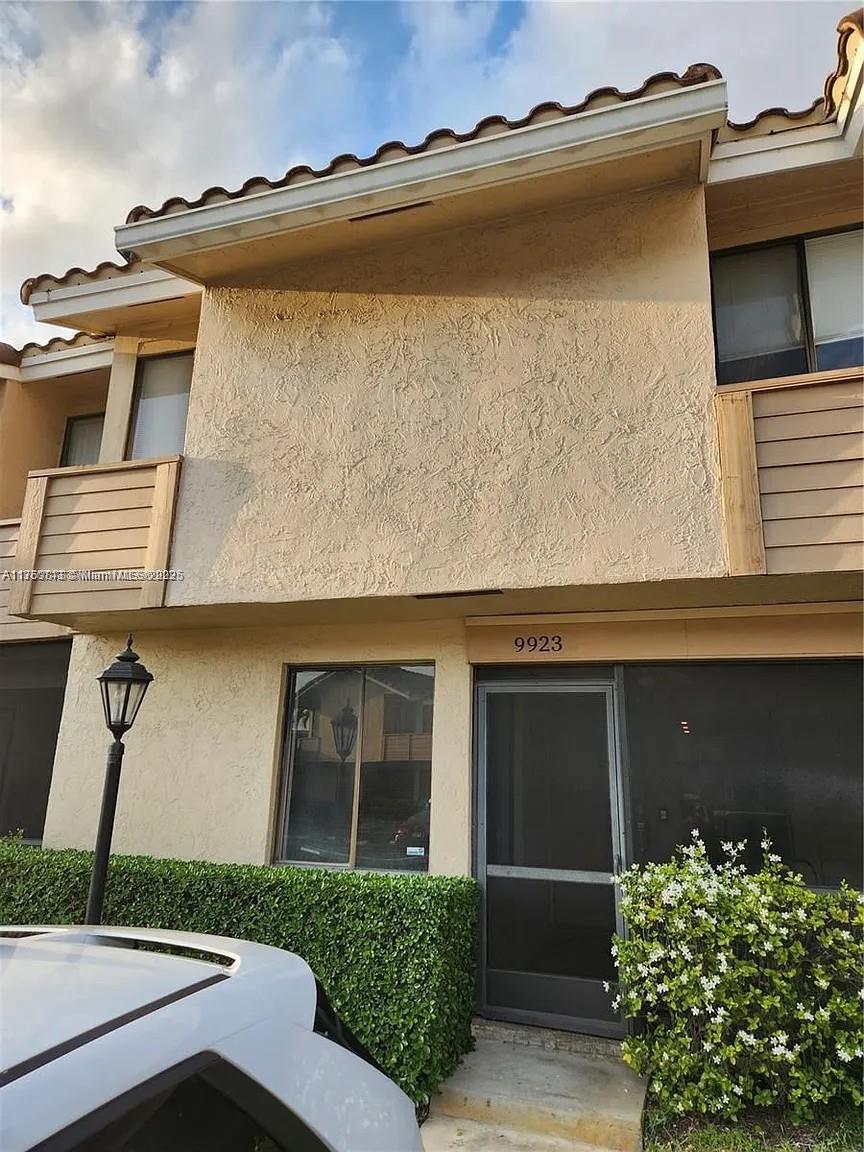 MAPLEWOOD TOWNHOUSES COND - Residential Lease