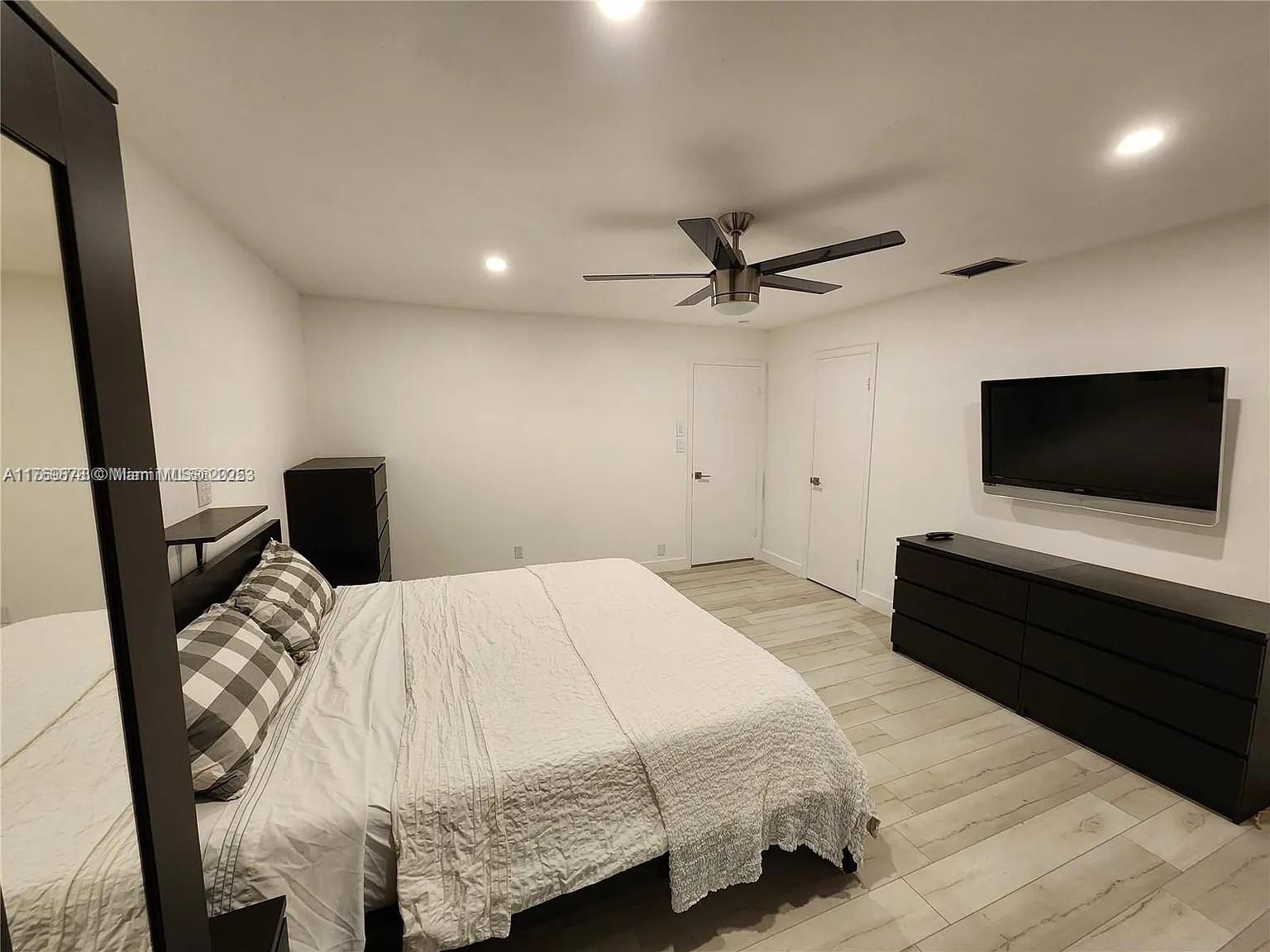 MAPLEWOOD TOWNHOUSES COND - Residential Lease