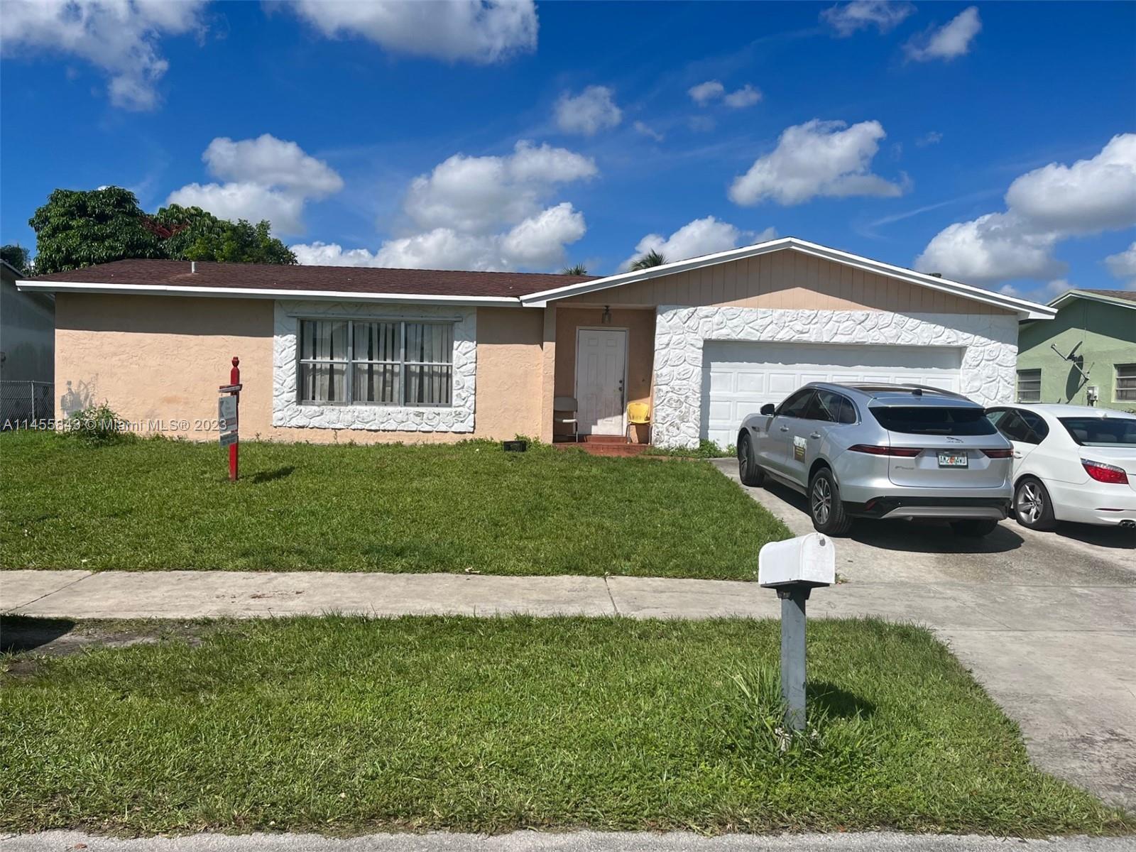 4/2 SINGLE FAMILY HOME 2-CAR GARAGE IN SOUTHLAND PINES, CONVENIENTLY LOCATED IN A RESIDENTAIL AREA, AMAZING POTENTIAL BUT NEEDS SOME TLC.