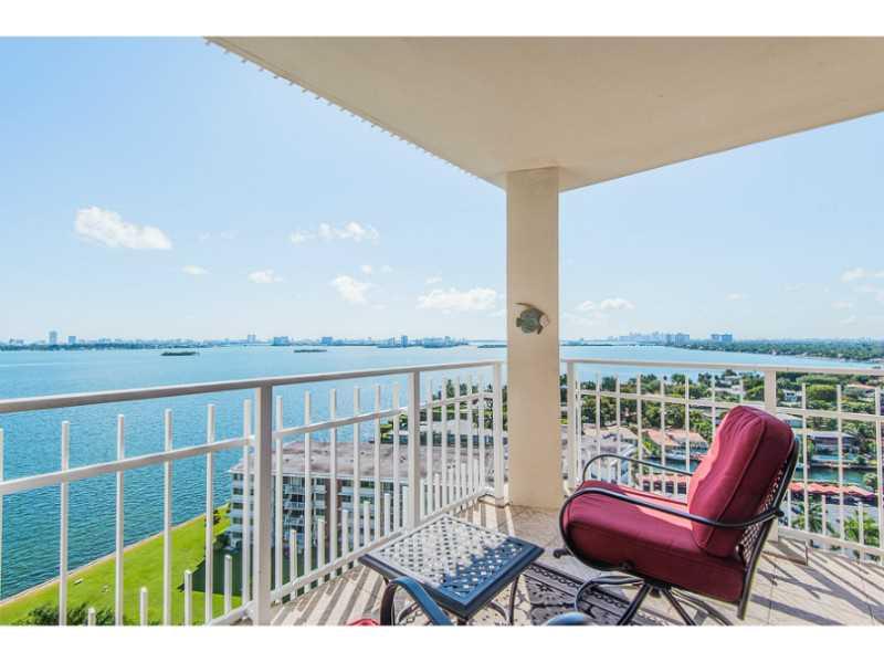 View is everything! Open kitchen perfect for entertaining. This 2/2  located in desirable Tower 4. 33 acre gated community w lush landscaping.  Exquisite south view overlooking  Bay & unobstructed views of  Miami Skyline.  Wood floors, oversized master w/  walk-in closet.  Tub/shower in master bath. Breakfast nook. Amenities for entire family to enjoy. New gym equip., tennis, club house, full spa, kids playground, doggie park, basketball/racquetball, jogging trails, marina, 2 restaurants, 2 parking spaces