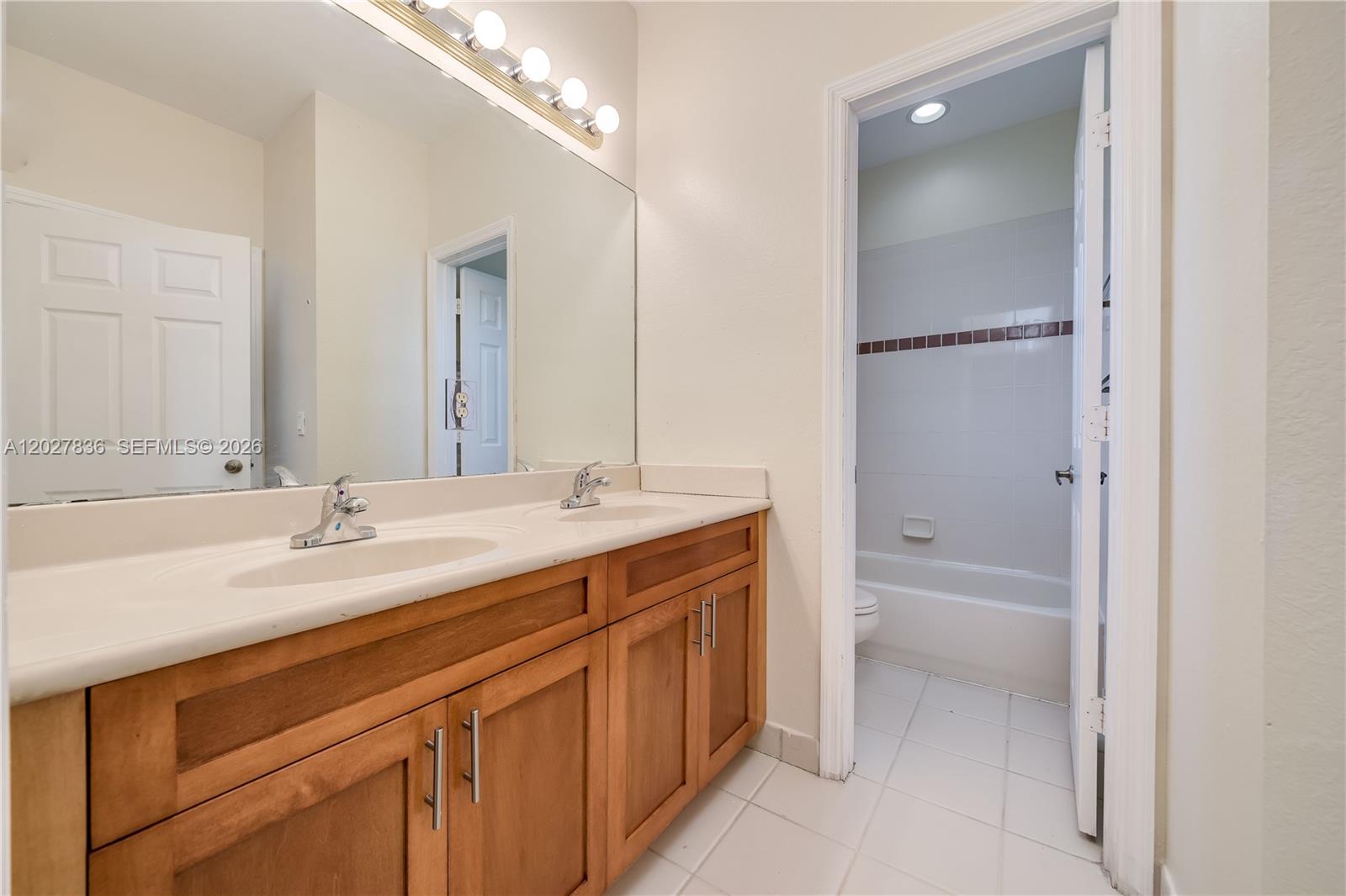 RESERVE AT HUNTINGTON 174 - Residential Lease