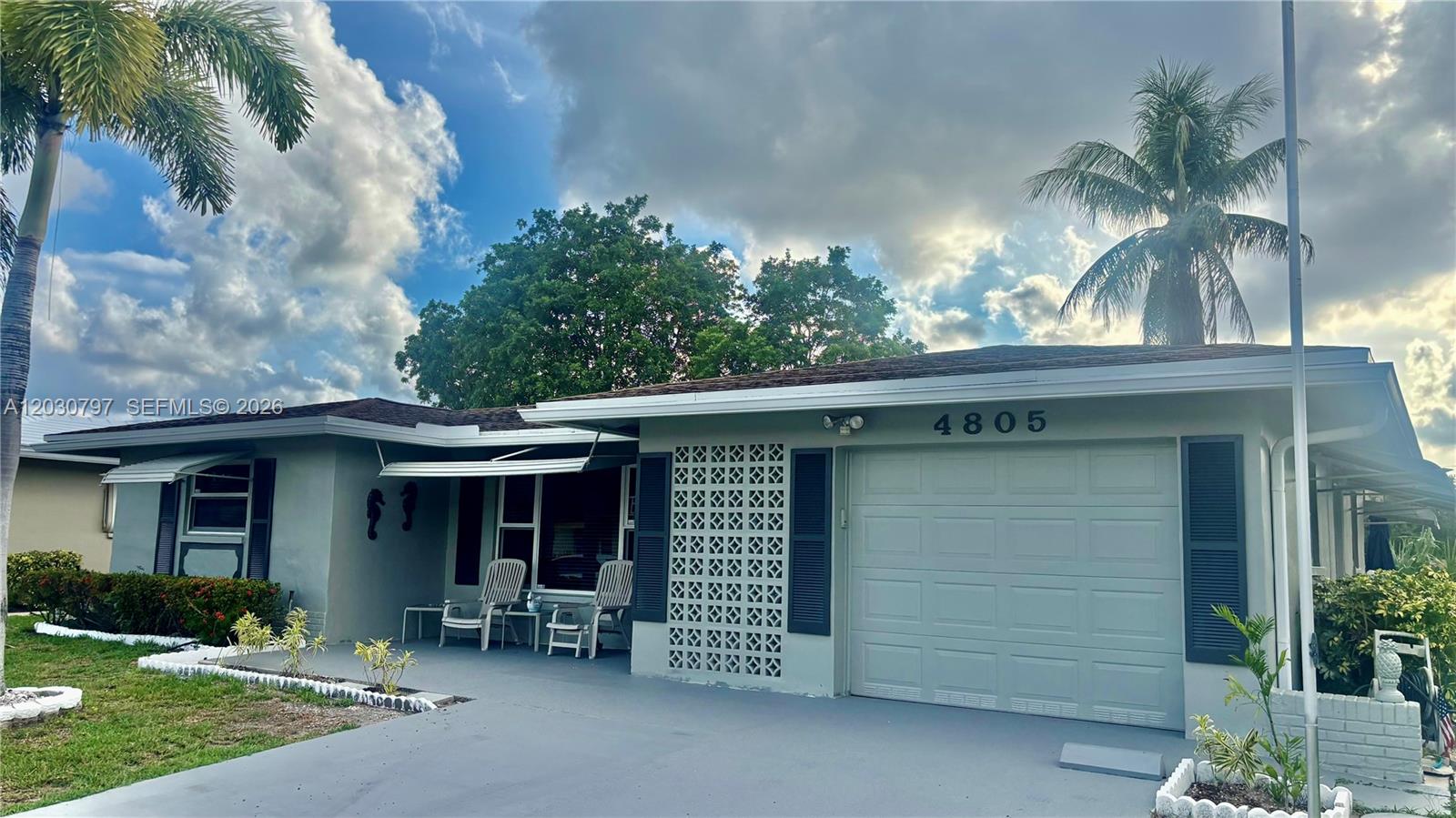 Beautiful single-family home in the highly desirable 55+ Mainlands 6 community! This bright, low-maintenance home sits on a quiet cul-de-sac and features brand-new windows, fresh interior and exterior paint, tile and laminate flooring throughout, plus an in-unit washer and dryer. Enjoy a friendly neighborhood with very low HOA fees. Mainlands 6 offers an active lifestyle with a spacious clubhouse, two community pools (one heated), a library, billiards, arts & crafts room, shuffleboard, bocce ball, and frequent social activities. Centrally located near excellent shopping, dining, parks, and major roadways. This property is vacant, easy to show, and priced for immediate attention—act quickly before it is gone! SELLER WILL CONTRIBUTE TOWARDS BUYER'S CLOSING COSTS.