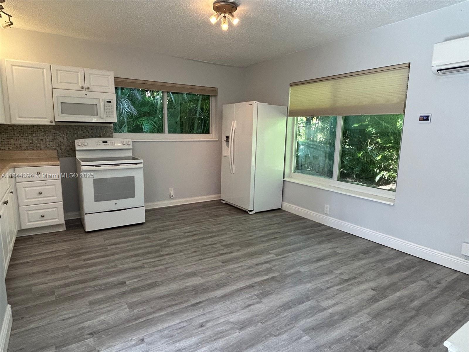 HOLLYWOOD LITTLE RANCHES - Residential Lease