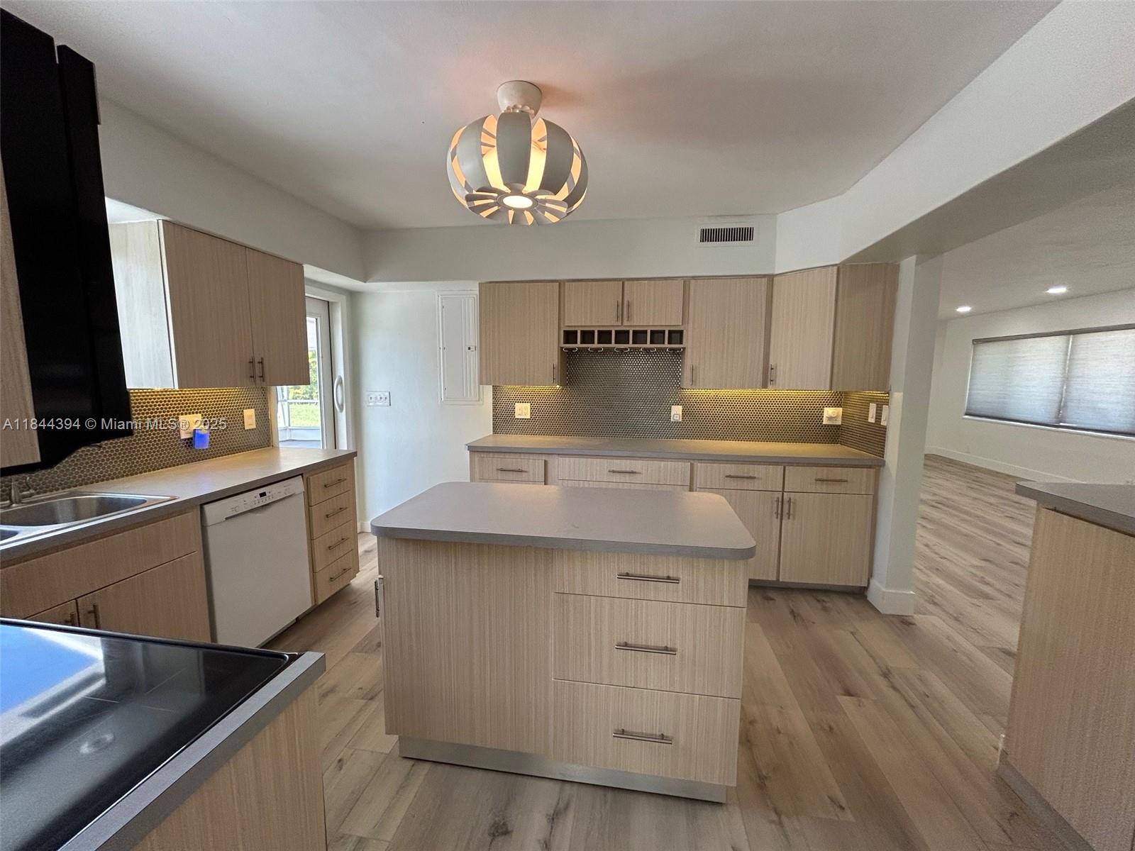 HOLLYWOOD LITTLE RANCHES - Residential Lease