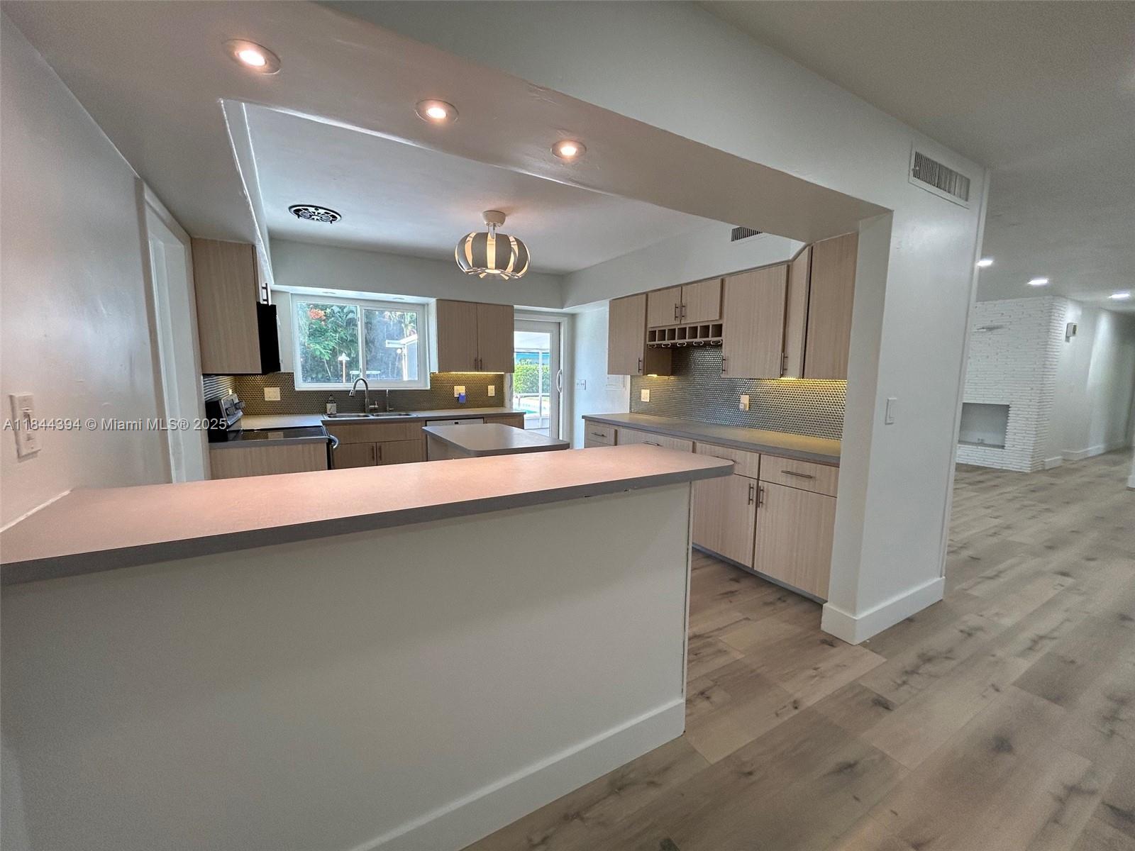 HOLLYWOOD LITTLE RANCHES - Residential Lease