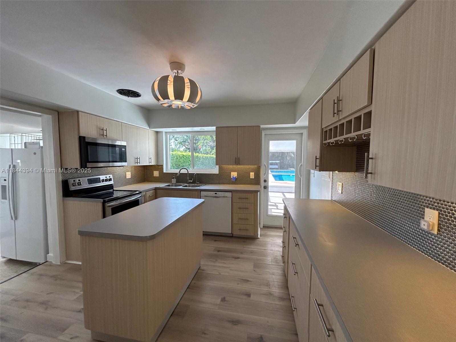 HOLLYWOOD LITTLE RANCHES - Residential Lease