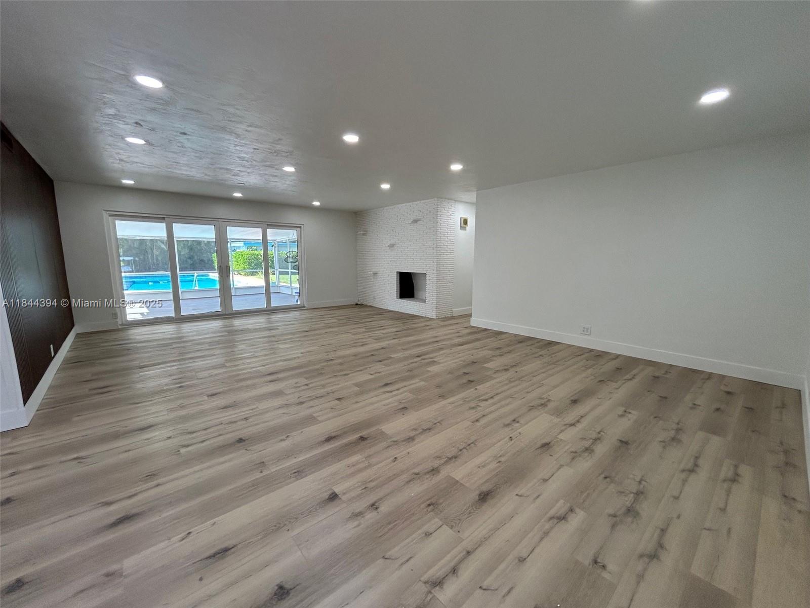 HOLLYWOOD LITTLE RANCHES - Residential Lease