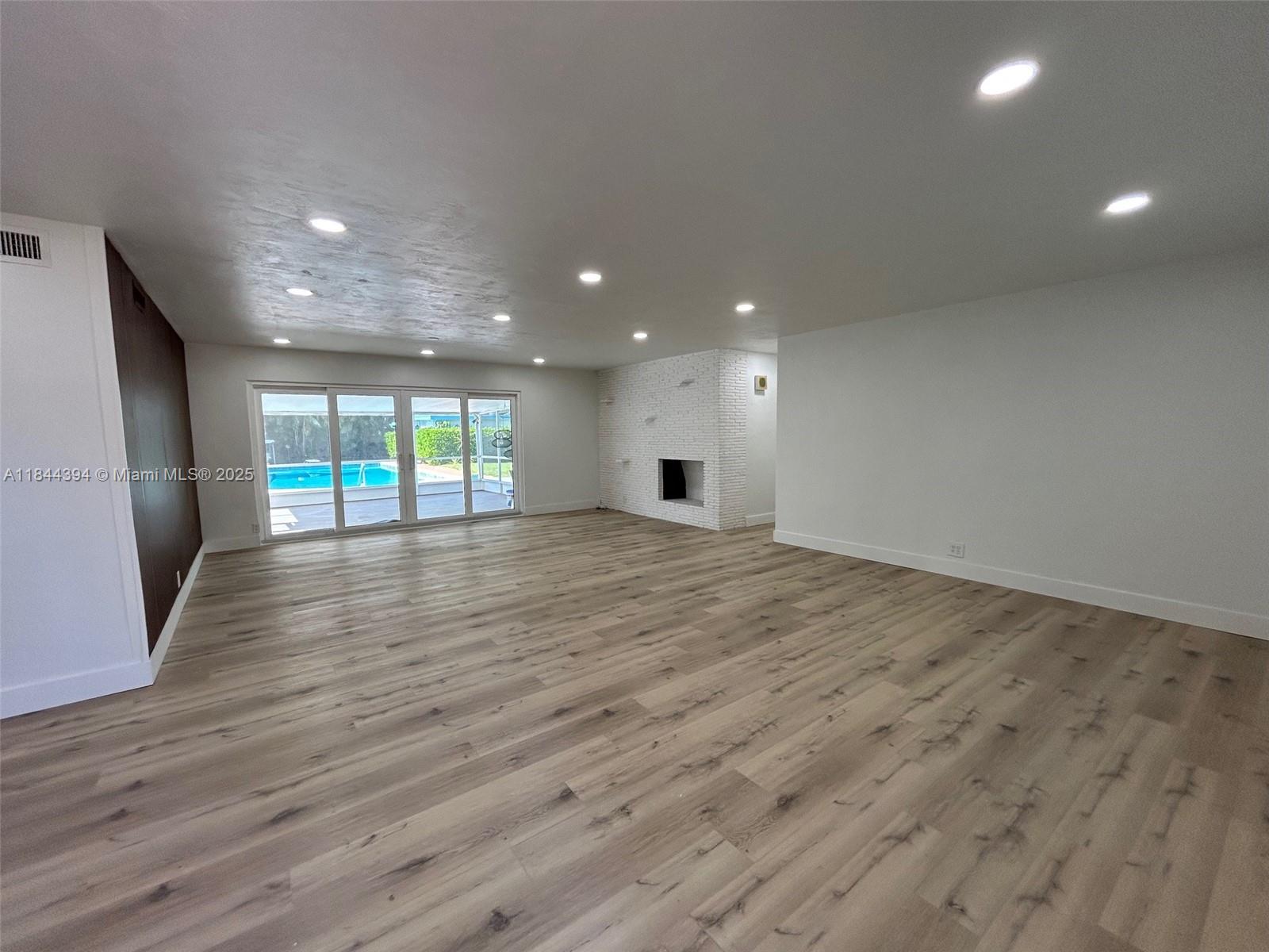 HOLLYWOOD LITTLE RANCHES - Residential Lease