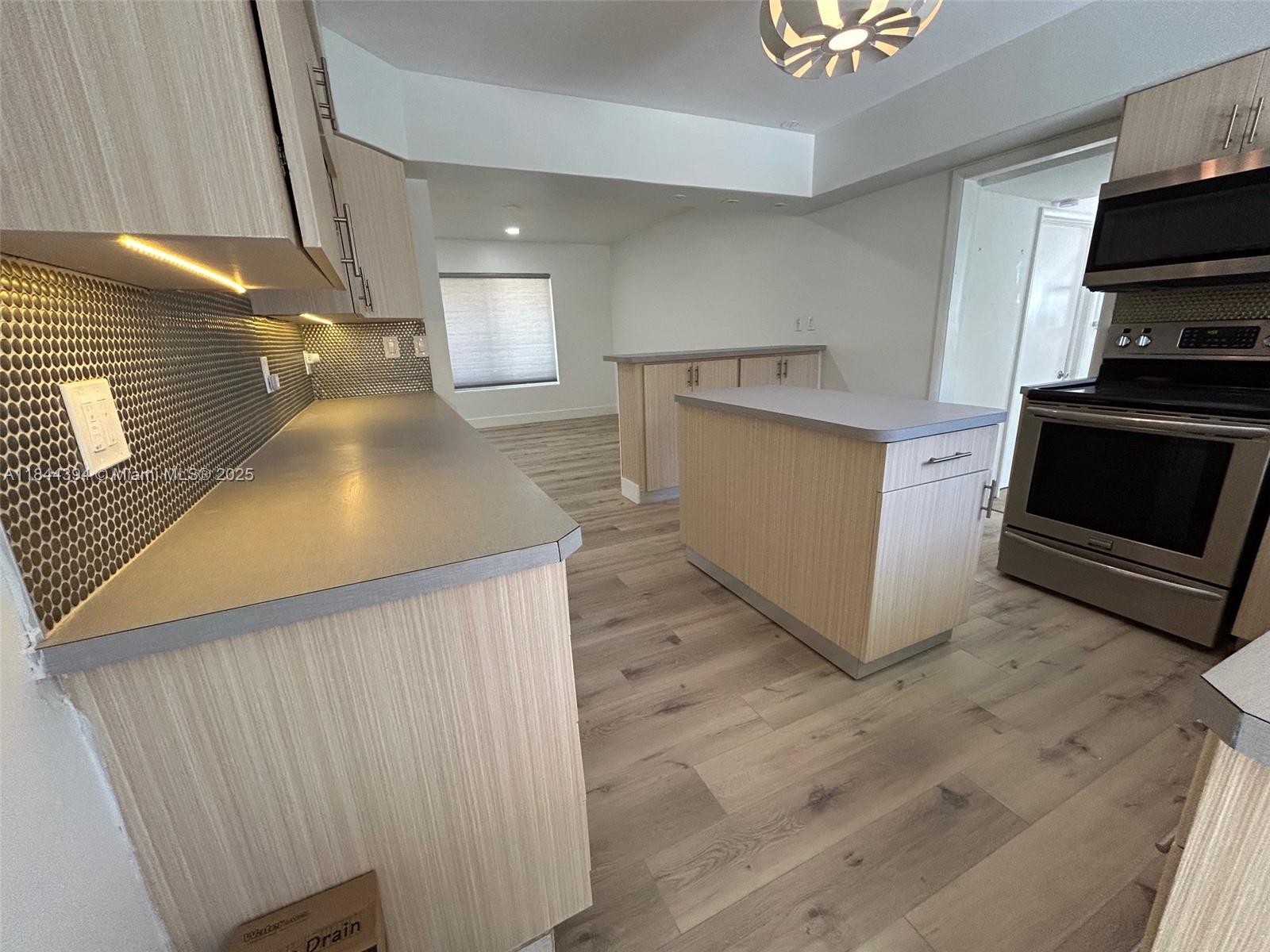 HOLLYWOOD LITTLE RANCHES - Residential Lease