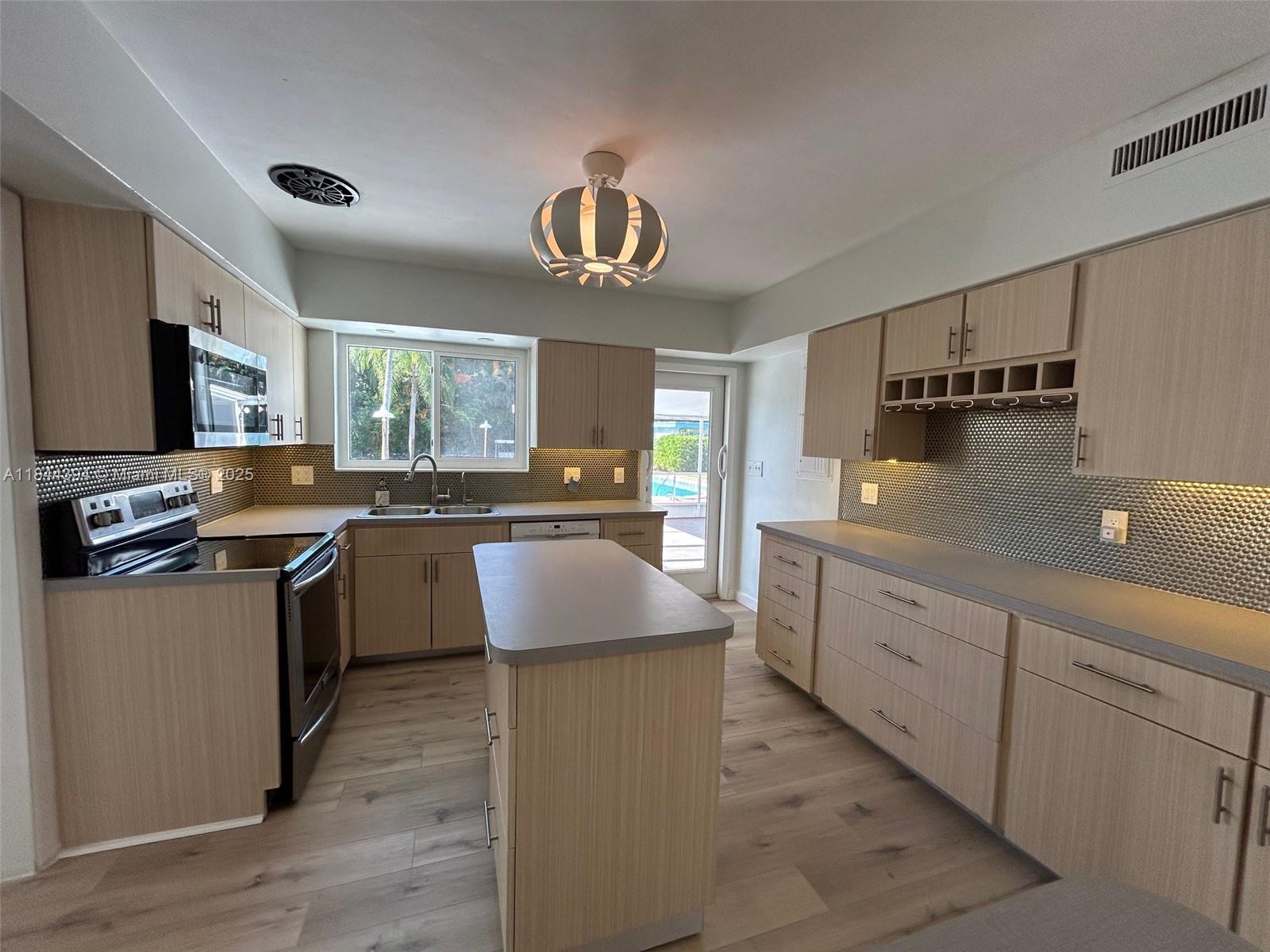HOLLYWOOD LITTLE RANCHES - Residential Lease
